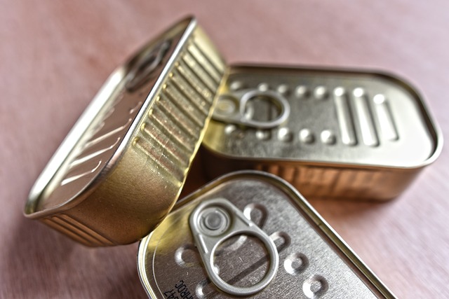 テーブルの上の缶詰