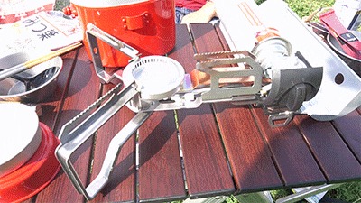 スノーピーク ホーム&キャンプ バーナーをキャンプに使用している様子