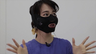 ヤーマンメディリフトを装着したまま両手を動かす奈津子GIF
