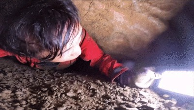 GoProHERO8blackで撮影した洞窟内の狭い空間GIF