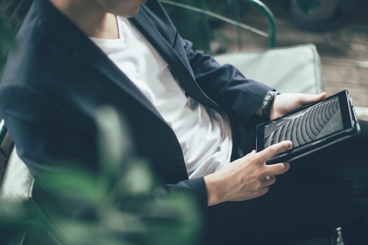 ケース付きのiPadで作業する男性