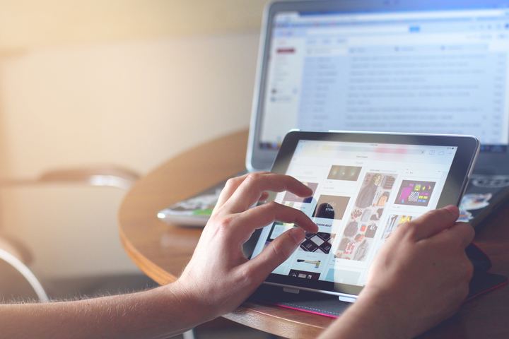 デスクの上でiPadを操作
