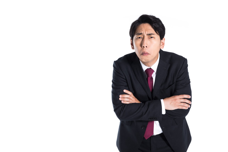 寒さに震える男性