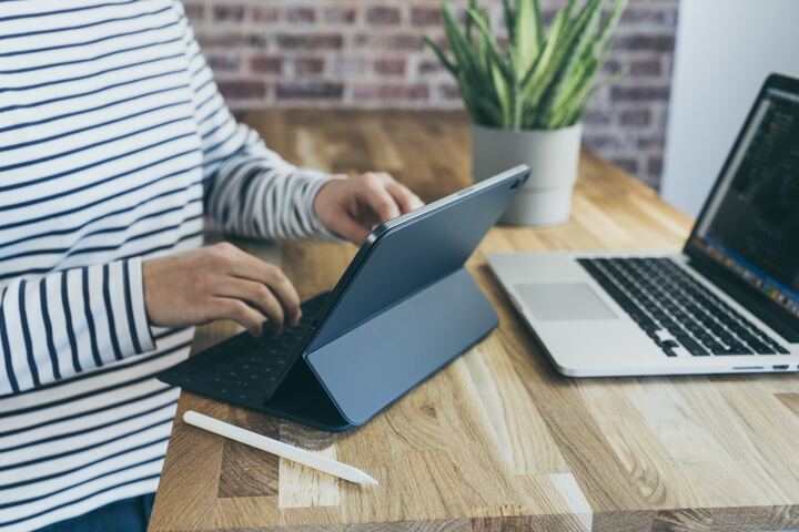 デスクの上でiPadを操作する人