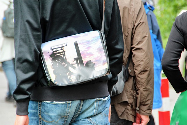 男性とショルダーバッグ