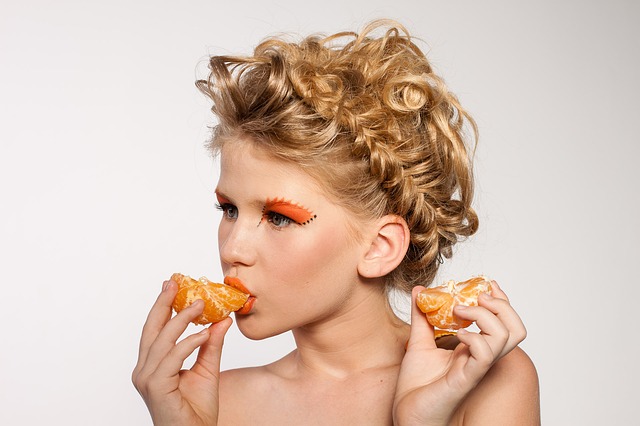 カールヘアの女性の写真