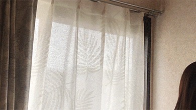 カーテンの長さを計測する様子