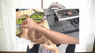 もへじの塩だれを牛タンに乗せるグピコズさん