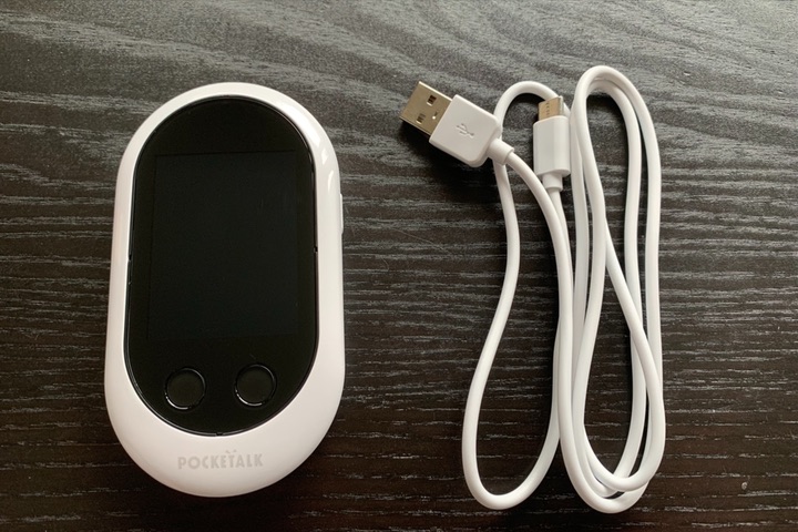 ポケトーク W本体と付属のUSBコネクタ