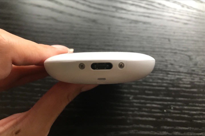 ポケトーク W本体下部の充電用ポート