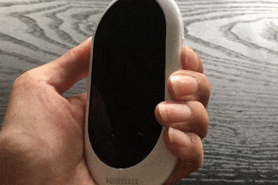 ポケトーク Wの電源を入れる様子