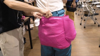パナソニック骨盤おしりリフレのほぐしパッドを装着する奈津子GIF