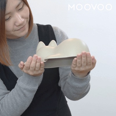 女性がネコカップを持っている