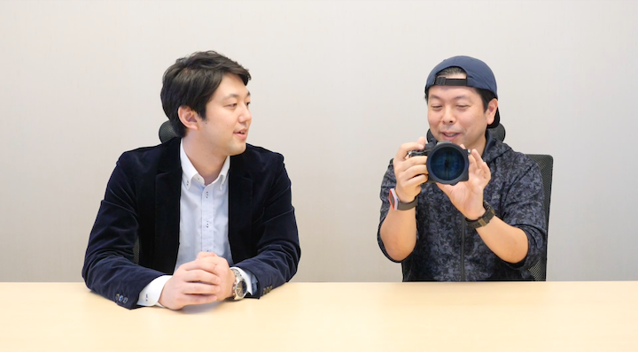 α7R Ⅳの高解像度を語る畑中さんと感心するUZU店長