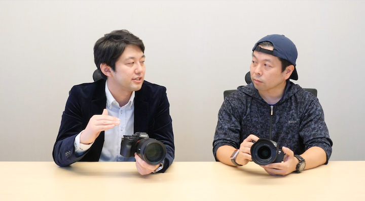 α7R Ⅳのスピード性能を語る畑中さんと感心するUZU店長
