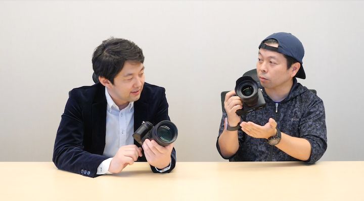 α7R Ⅳのグリップを握りこむUZU店長