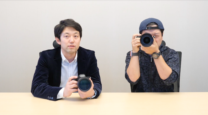 α7R Ⅳのファインダーを覗き込むUZU店長