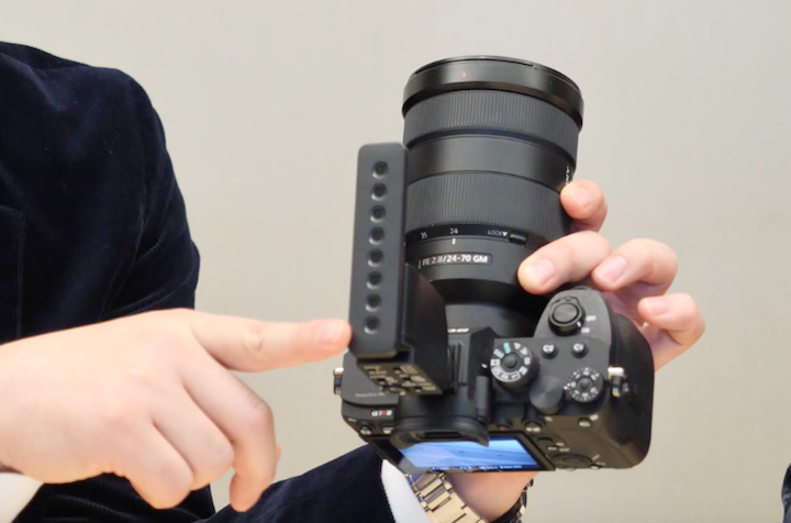 α7R Ⅳのマイクカプセルが見える画像