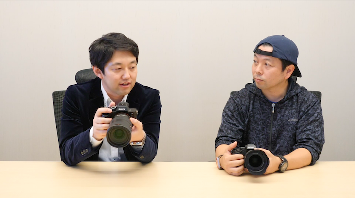 α7R Ⅳのシャッターに触れる畑中さんとUZU店長
