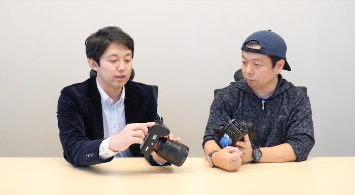 α7R ⅣのSDカードスロットを見る畑中さんとUZU店長