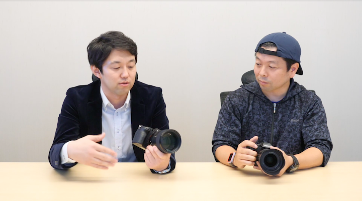α7R Ⅳのコンパクトさを説明する畑中さん
