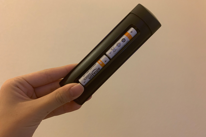 リモコンに電池を入れる