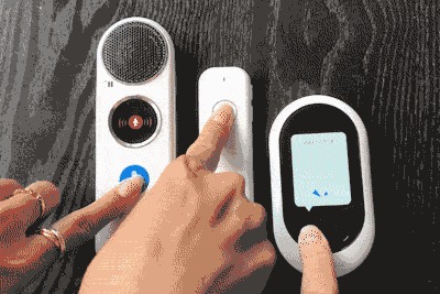 Langie(ランジー)、ili(イリー)、POCKETALK(ポケトーク)Wで翻訳のスピードを検証している様子