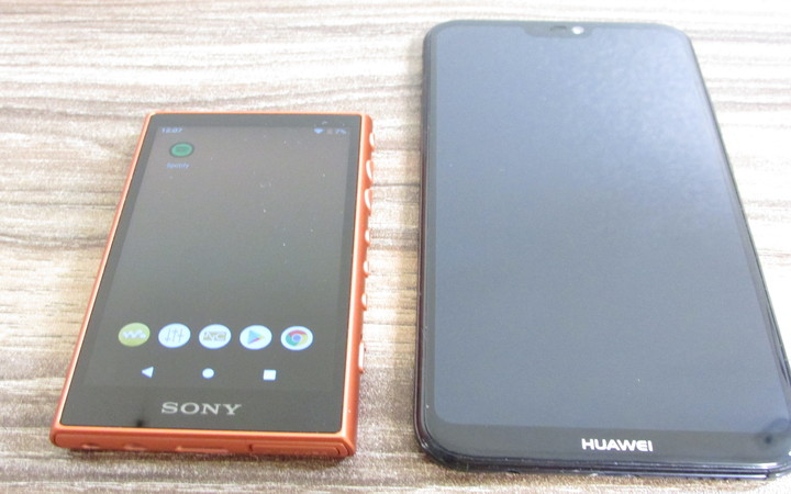 新型ウォークマン「NW-A105」の大きさを比較している画像