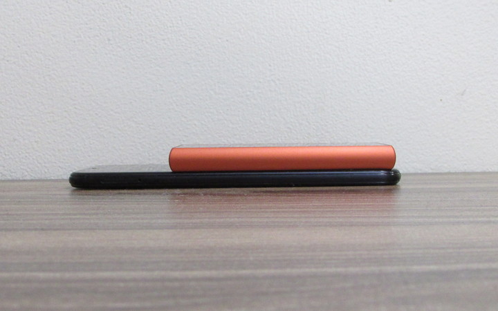 新型ウォークマン「NW-A105」の大きさを比べた画像