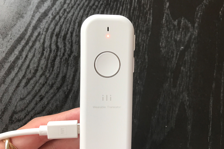 イリー本体を充電している画像