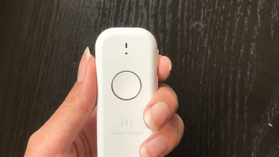 イリーの電源を長押ししている様子