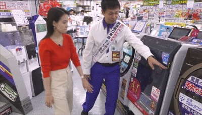 シャープのおすすめ洗濯機「ES-W112-SR」のドアを開ける奈津子GIF