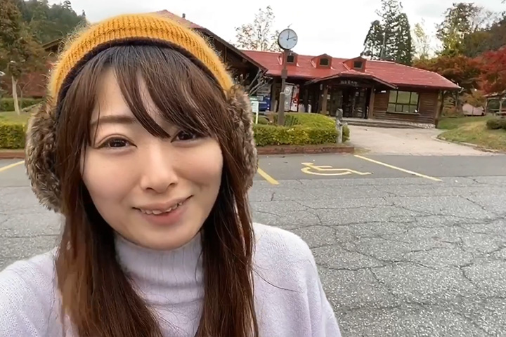 ウッディパル余呉の管理棟前に立つnatsuさん