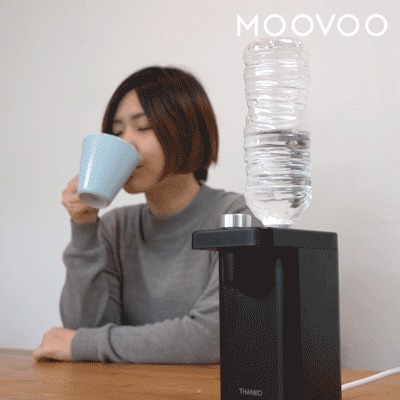 部屋でコーヒーを飲む様子