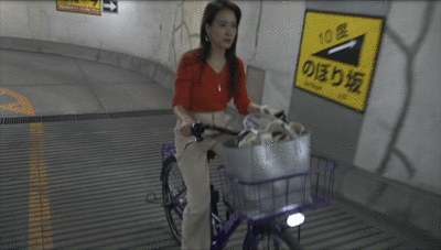 ブリヂストンの電動自転車を試乗する奈津子GIF