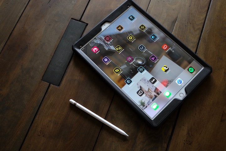 机の上に置かれたiPadとApple Pencil