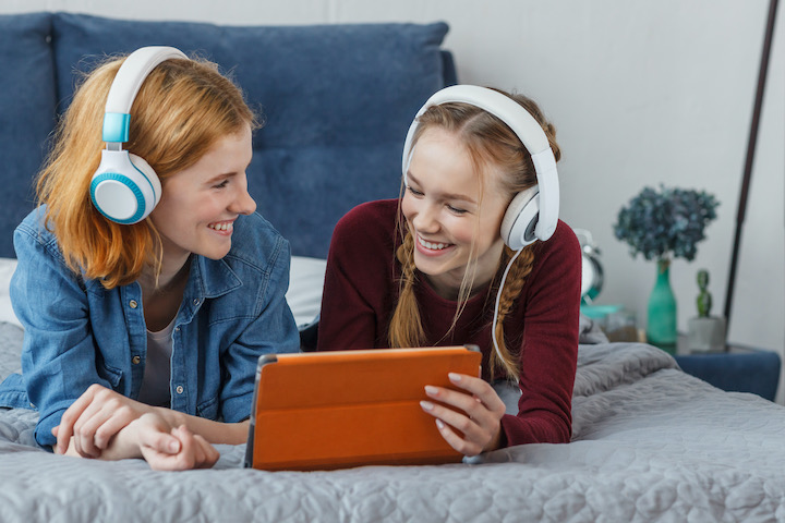 iPadを使う2人の女性