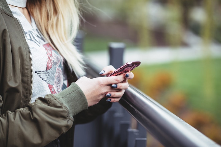 iPhoneケースを操作する女性