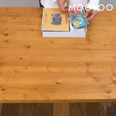 『LomoMod No.1』の箱から取り出す様子