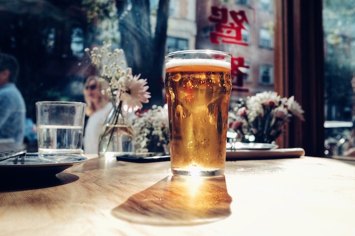 グラスに入ったビール
