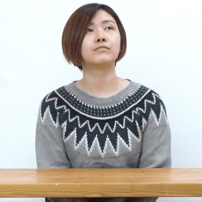 机の下でルービックキューブ