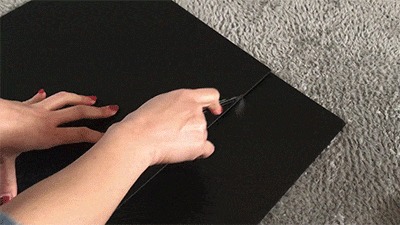 プラダンをカットする様子