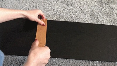 プラダンをガムテープでつなげる様子