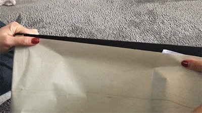 カーテンボックスにリメイクシートを貼る様子