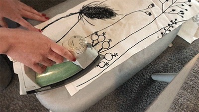 カーテンにアイロンがけをする様子