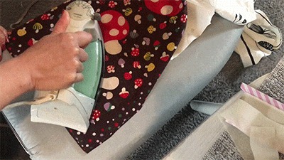 カーテンに布用裾上げテープを接着している様子