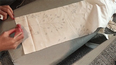 カーテンに裁ほう上手をぬっている様子