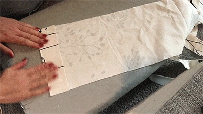 カーテンに裁ほう上手を接着している様子