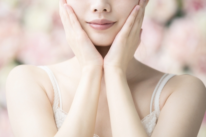 女性がお肌を押さえている写真
