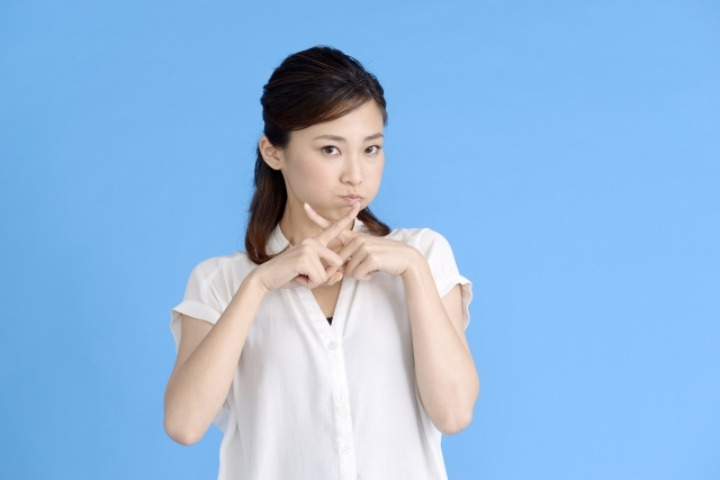 断る女性の写真